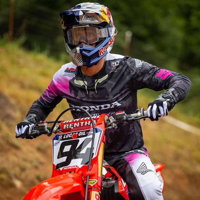 How to fit a motorcycle helmet correctly! AMA Warehouse